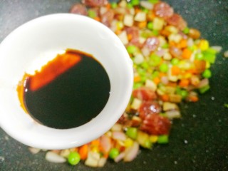 6、香到流口水的香菇腊肠焖饭,一小勺老抽。