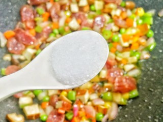7、香到流口水的香菇腊肠焖饭,一勺盐。