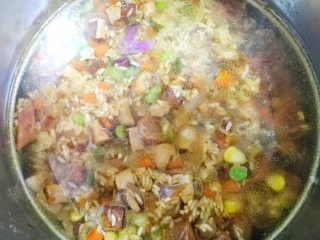 11、香到流口水的香菇腊肠焖饭,加入食材1.2倍的水。