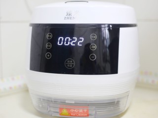 12、香到流口水的香菇腊肠焖饭,盖上盖子，按蒸饭键，蒸22分钟后再焖5分钟开锅。