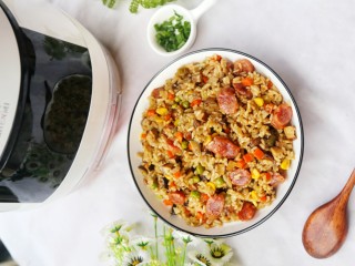 14、香到流口水的香菇腊肠焖饭,喜欢葱花的撒点葱花，米饭粒粒分明。