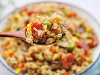 18、香到流口水的香菇腊肠焖饭,来吃一口！