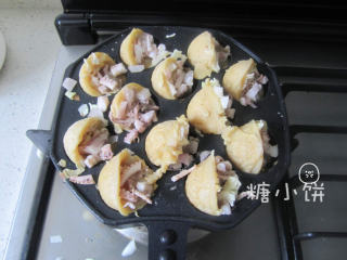 12、章鱼小丸子,用竹签把丸子转个90°然后再加一点点面糊