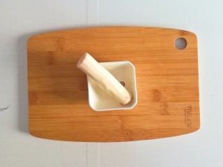 2、宝宝版美龄粥,山药去皮