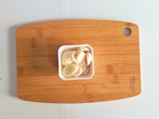 3、宝宝版美龄粥,山药切片