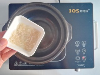 6、宝宝版美龄粥,起锅倒入大米