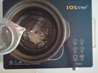 7、宝宝版美龄粥,加入适量清水熬煮20分钟