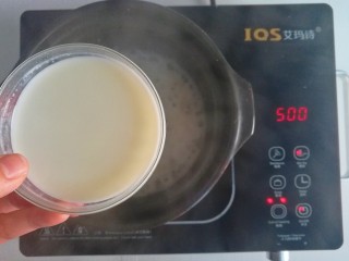 10、宝宝版美龄粥,倒入奶粉煮开后煮1分钟即可出锅