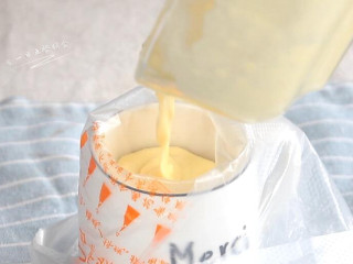 4、网格鸡蛋饼,裱花袋套在杯里，面糊倒入裱花袋中。