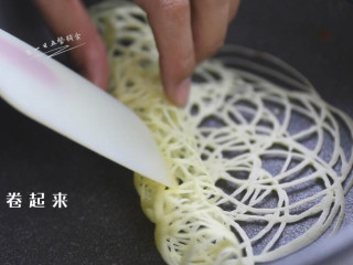 6、网格鸡蛋饼,直接在锅中卷起来，拿出来卷也是一样的。