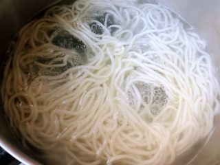 2、肥羊海虾时蔬面,锅中烧开水放入面条大火煮起来煮至面条熟透还保持劲道即可煮好的面条立即放入凉白开水中过凉后沥干水份备用
