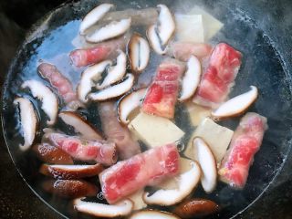 4、肥羊海虾时蔬面,水开下入肥羊片大火煮熟