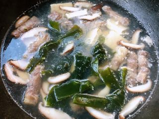 5、肥羊海虾时蔬面,肥羊煮至变色撇去浮末放入海带结开煮