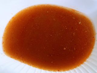 6、肥羊海虾时蔬面,麻辣火锅料兑入汤汁中搅拌均匀