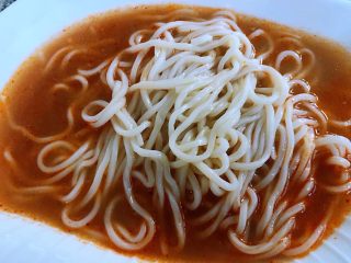 7、肥羊海虾时蔬面,煮好的面条放入汤汁中