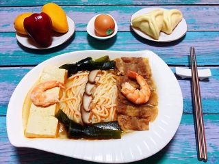 8、肥羊海虾时蔬面,将所有的食材都摆在面条上面就大功告成啦