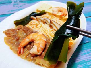 12、肥羊海虾时蔬面,海带结吃起来口感清新爽口