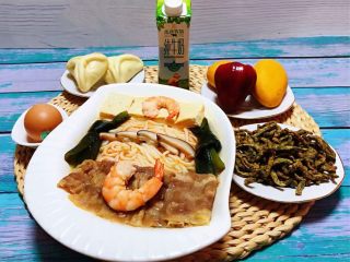 13、肥羊海虾时蔬面,好丰盛的早餐水果、牛奶、鸡蛋、糖包、小零食太美味了