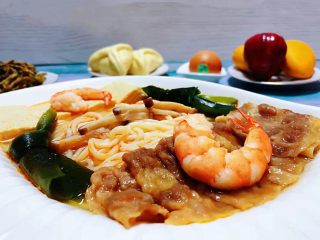 14、肥羊海虾时蔬面,肥羊和海虾都属于大补食物吃起来口感又是棒棒的