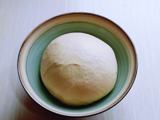 5、超级松软零失败的全麦蜜豆小餐包,取出面团，揉圆，放入器具中。