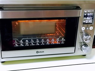 15、超级松软零失败的全麦蜜豆小餐包,上下管160度烤20分钟，注意观察面包上色情况，上色后立即加盖一张锡纸。(时间及温度仅供参考，具体根据自家烤箱性能另定)