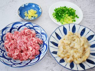 2、鲜虾猪肉馄饨,鲜虾去壳去虾线切成小粒状，也可以切末，随个人喜好，猪肉洗净剁成末，葱切葱花，姜切末