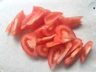 1、酸汤肥牛,西红柿洗干净，切块备用