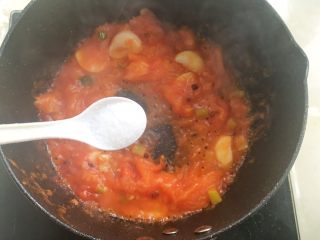 4、酸汤肥牛,盐跟酱油继续翻炒均匀