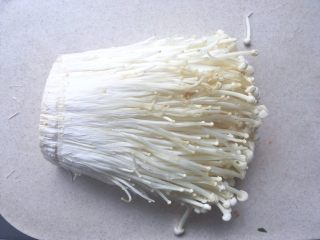 5、酸汤肥牛,金针菇洗干净切掉根部