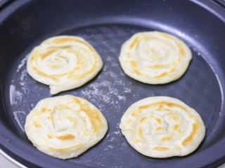 9、脆皮酱香饼,小火煎至两面金黄