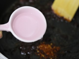 16、脆皮酱香饼,倒入1小碗清水煮开