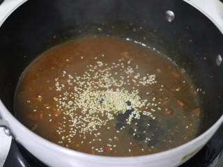 19、脆皮酱香饼,适量白芝麻