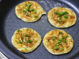 21、脆皮酱香饼,把酱汁刷在饼胚上面撒点葱花煎一分钟左右即可