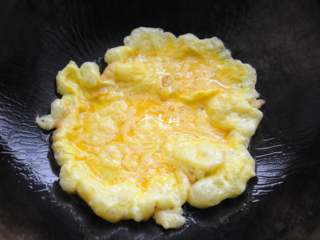 5、平菇青椒炒鸡蛋 好吃又营养的超快手家常菜,内放油,烧热,先炒鸡蛋,哗的一声鸡蛋就变大好多,看起来是十分的松软。