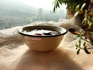 3、腊八粥,装碗，确实不能接受口感的，可适当加些糖进去。