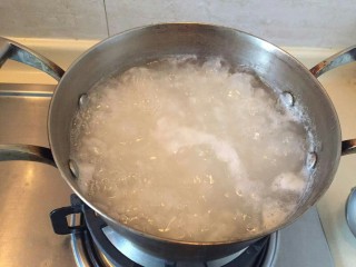 1、生菜肉丸粥,小火煮至粥沸腾。