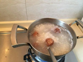 3、生菜肉丸粥,放入粥中。5-10颗美味的肉圆。小火继续煮，要把肉圆煮熟。
