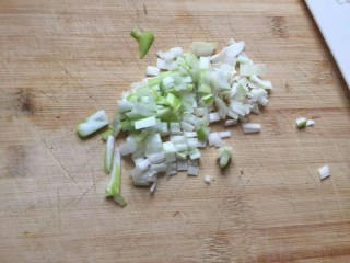 7、生菜肉丸粥,切成小块。