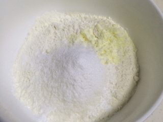 1、红豆葡萄干松饼,把低筋面粉、糖粉、泡打粉、苏打粉和盐倒入盆内。