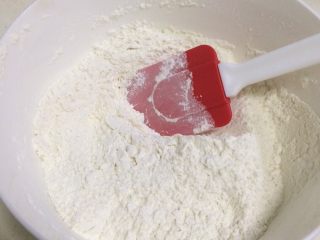 2、红豆葡萄干松饼,用刮刀把粉类搅拌混合均匀。