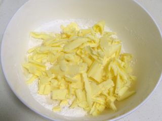 3、红豆葡萄干松饼,加入切好的黄油片。