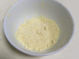 5、红豆葡萄干松饼,称取20克做为酥粒，放一旁备用。