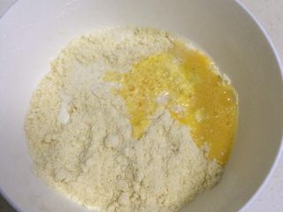6、红豆葡萄干松饼,加入牛奶和鸡蛋液。（留少许鸡蛋液刷松饼面团表面）