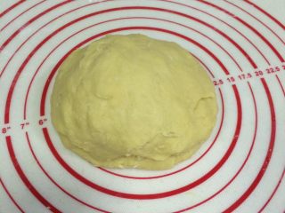 7、红豆葡萄干松饼,然后用手揉成团。