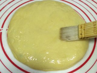 10、红豆葡萄干松饼,铺上第二块面饼，周围压实了，表面刷上鸡蛋液。