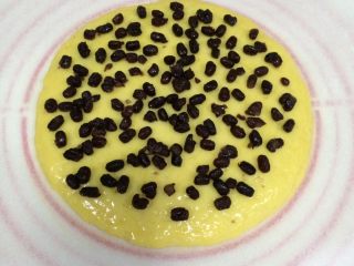 11、红豆葡萄干松饼,再撒上适量的蜜红豆。