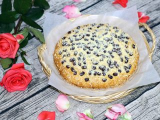 15、红豆葡萄干松饼,取出稍放凉，切块即可食用。