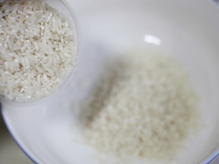 2、爆红网络的一个番茄饭,大米清洗两遍。