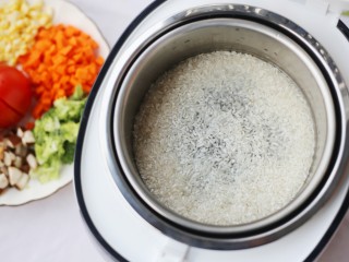 4、爆红网络的一个番茄饭,放入锅内备用。