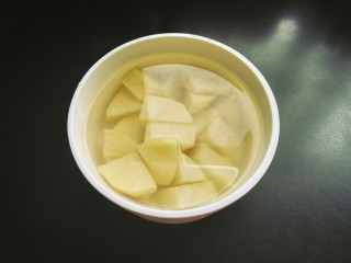 5、土豆烧鸡块,土豆切块并泡在水里面。